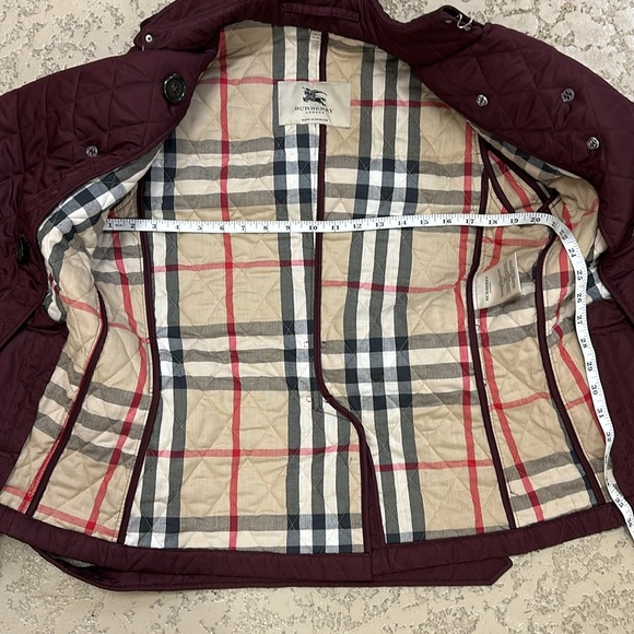 Burberry Women’s classic quilted coat with belt. - Picture 9 of 10